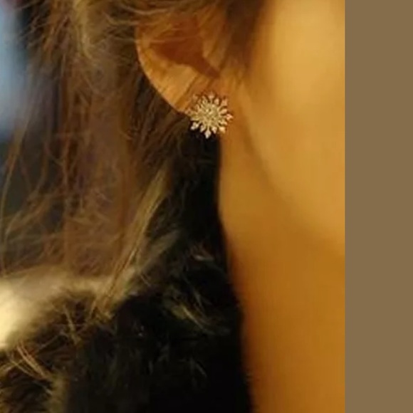 golden crystal snowflake earrings - Picture 5 of 5